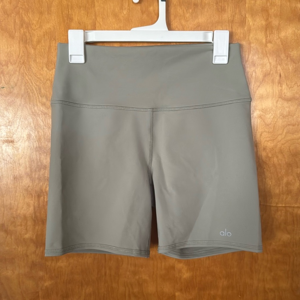 EUC Alo yoga shorts